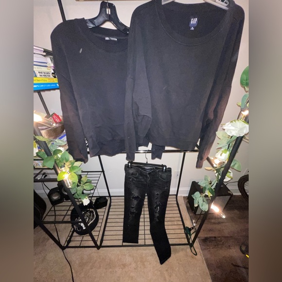 Lightly worn black AE ripped jeans, Zara/gap all black sweatshirts - Picture 3 of 3